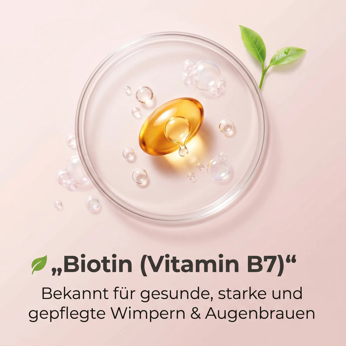 Biotin (Vitamin B7): goldene Kapsel in einer Petrischale auf rosa Hintergrund